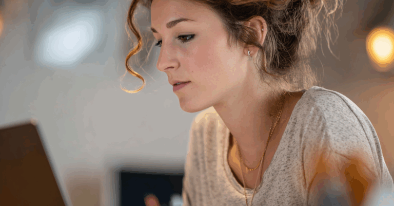 Jeune femme qui optimise son CRO sur son ordinateur