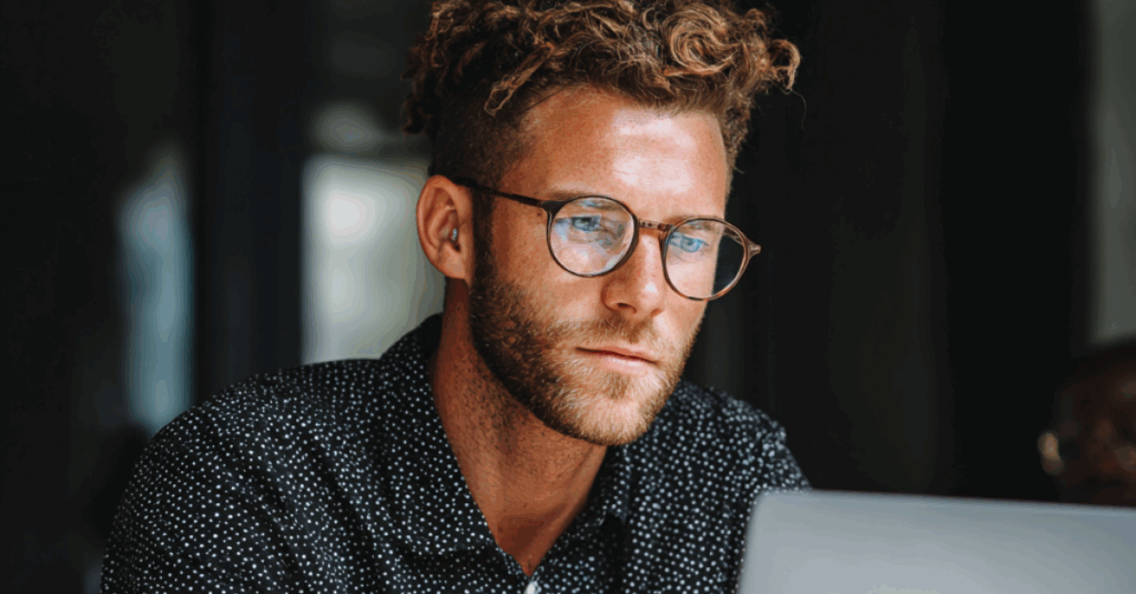 Écran d’ordinateur affichant ChatGPT, avec un extrait d’article et un lien vers un site web cité comme source.