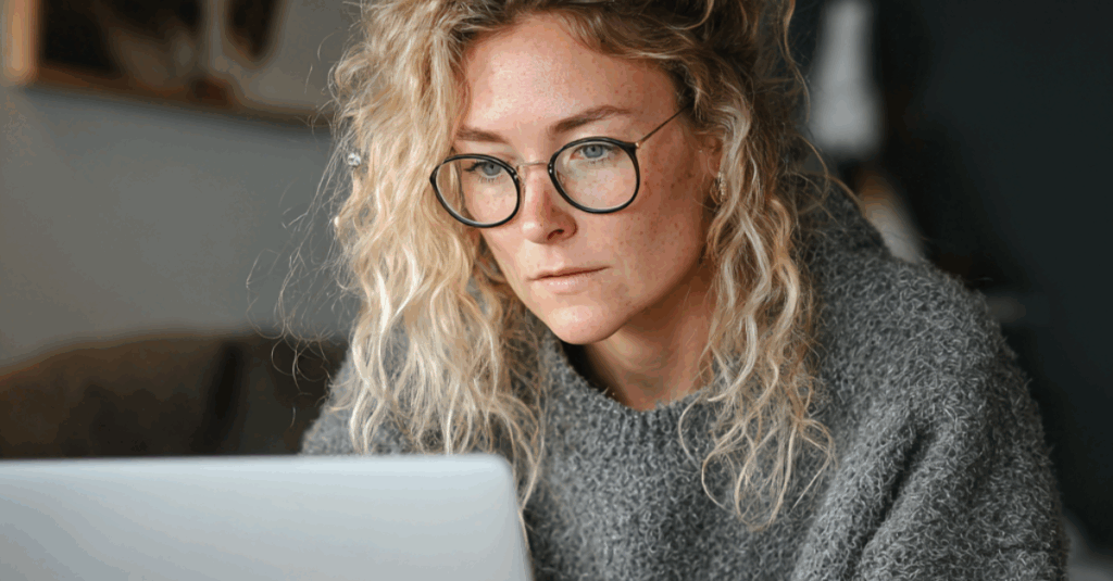 Femme en formation devant un ordinateur avec l’aide de France Travail