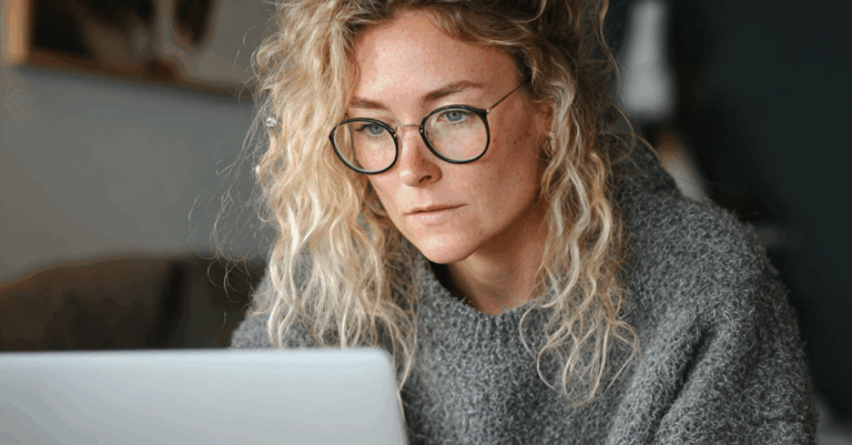 Femme en formation devant un ordinateur avec l’aide de France Travail