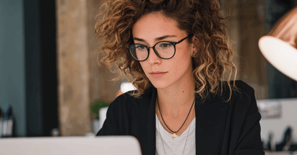 Ordinateur portable ouvert affichant un tableau de statistiques de réseaux sociaux, avec un smartphone montrant l’application Instagram, symbolisant la formation Facebook et Instagram en marketing digital.