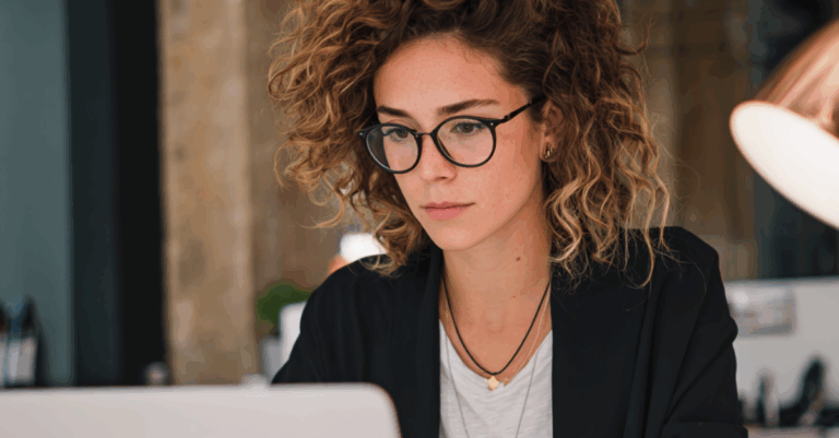 Ordinateur portable ouvert affichant un tableau de statistiques de réseaux sociaux, avec un smartphone montrant l’application Instagram, symbolisant la formation Facebook et Instagram en marketing digital.