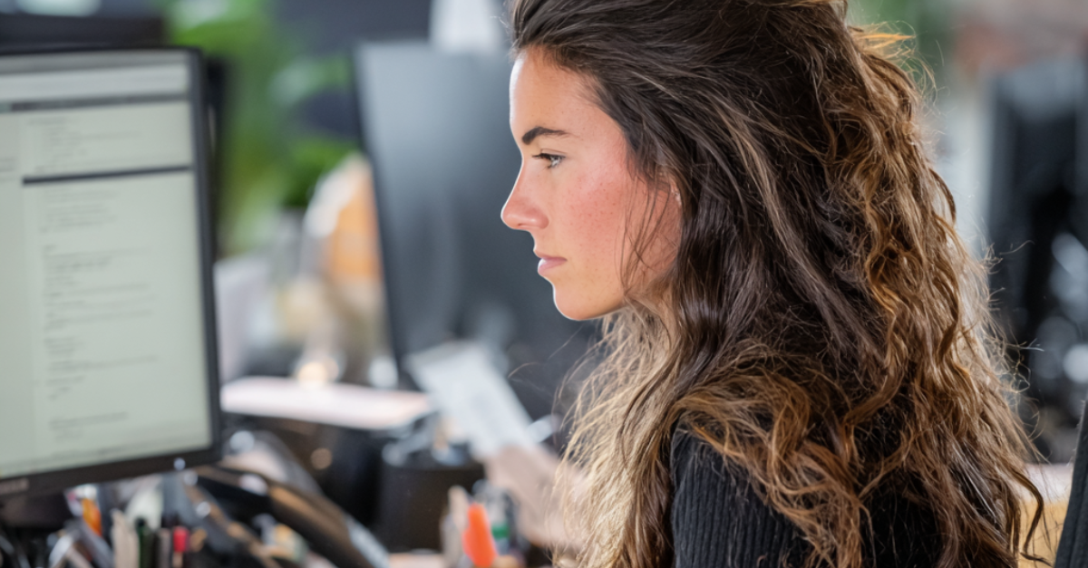 jeune femme préparant sa campagne youtube ads sur son ordinateur de travail