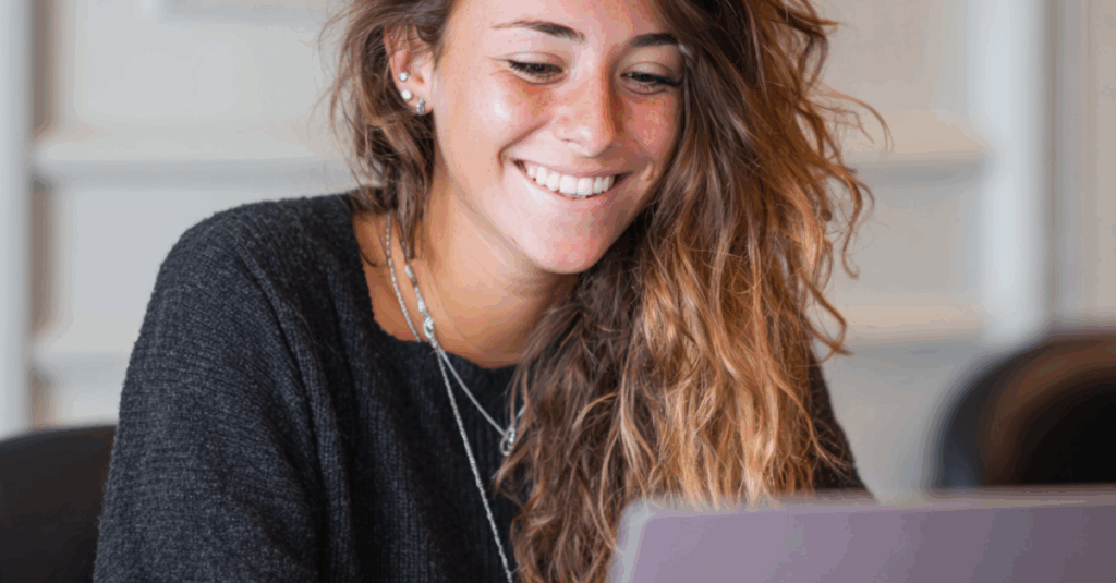 Professionnelle de la beauté utilisant Google Ads pour promouvoir son salon