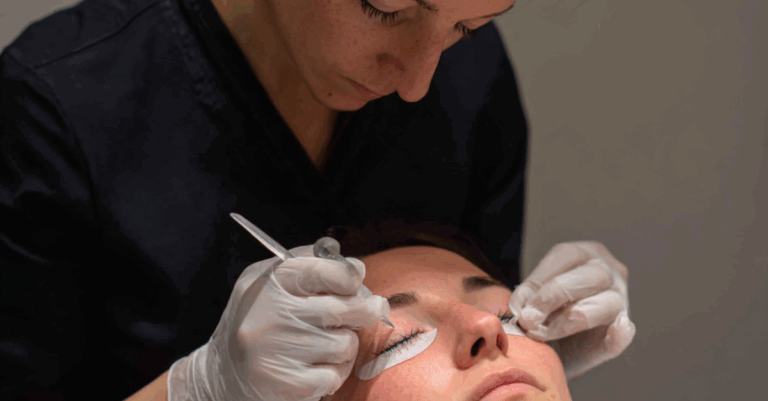 Lash artist effectuant une pose d'extension de cils