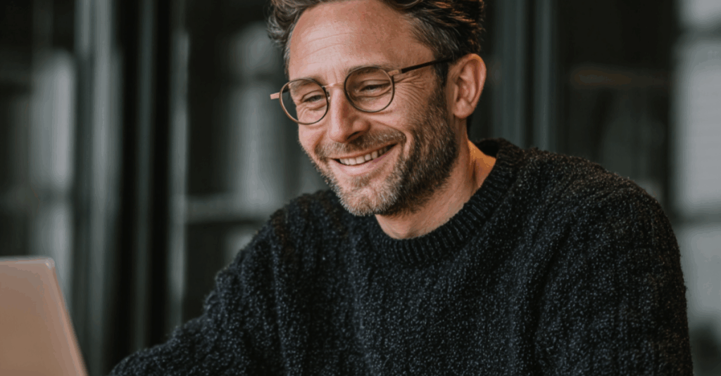 Traffic manager optimisant une campagne Google Ads sur un ordinateur portable.