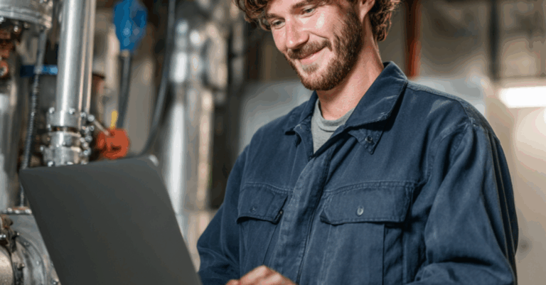 Artisan chauffagiste consultant sa stratégie digitale sur ordinateur portable